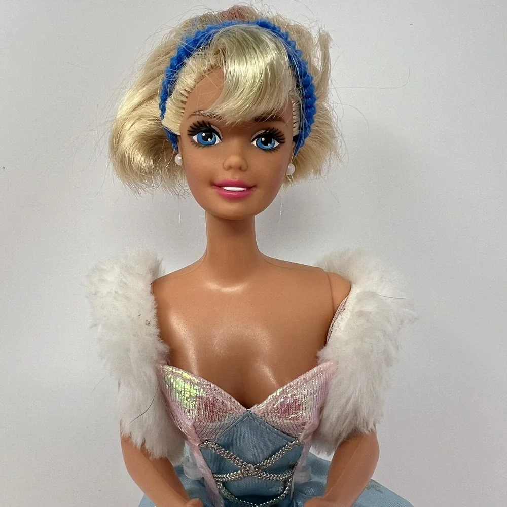Barbie‎ Skating Star Doll Winter Blue Ice Dress Ice Skates by Mattel